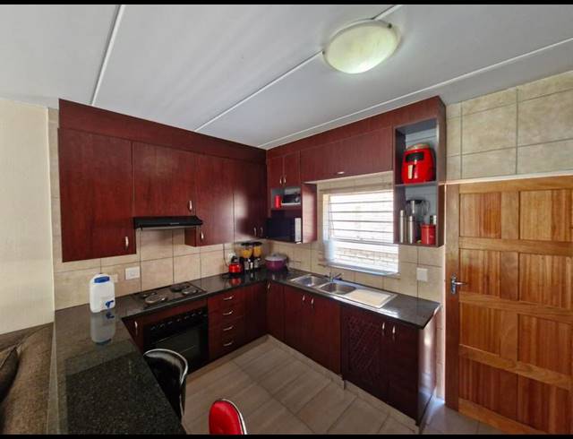 3 BEDROOM TOWNHOUSE FOR SALE IN HEUWELSIG ESTATE